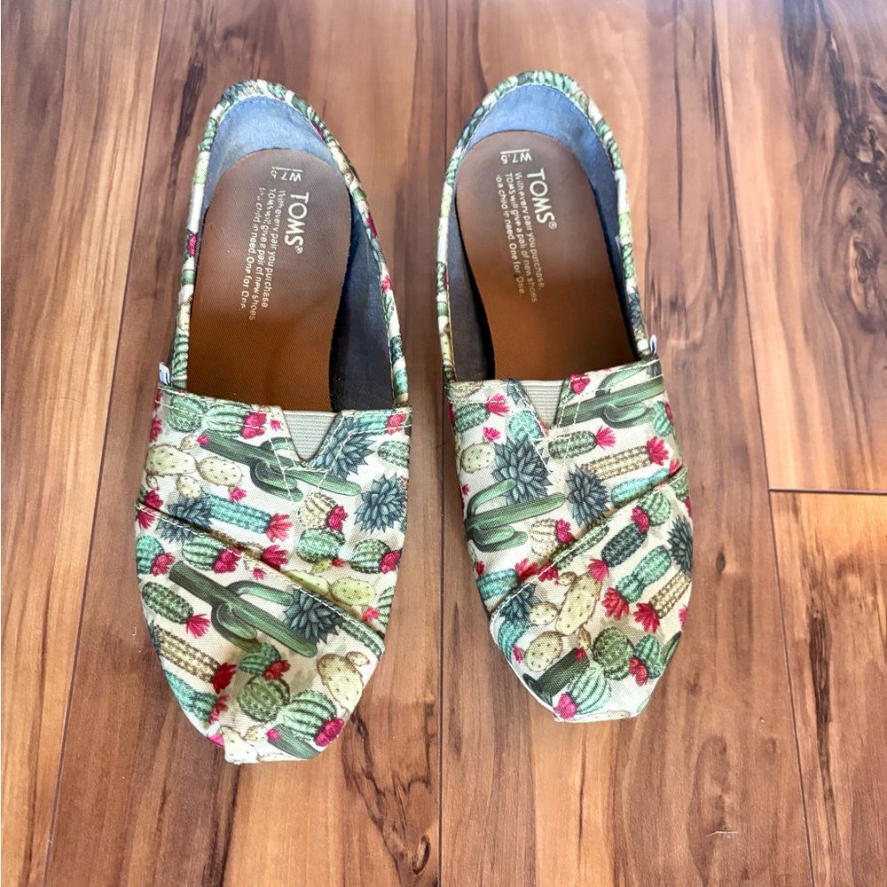 Pre-loved women’s Toms cactus print flat slip-on  shoes size 7.5